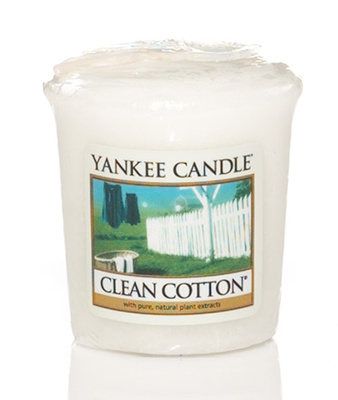 Yankee Candle - votivní svíčka Clean Cotton 49g (Sluncem provoněná bavlna, kombinovaná se zelenými tóny, bílými květy a špetkou citrónu.) - Favi.cz