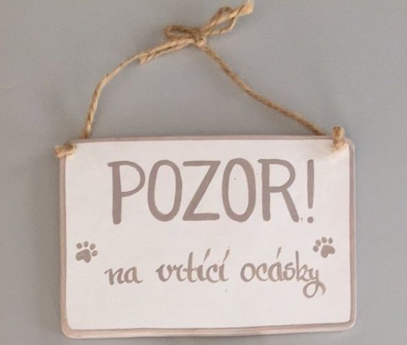 KERAMICKÁ CEDULKA POZOR NA PSÍ OCÁSKY - Časkrmení.cz
