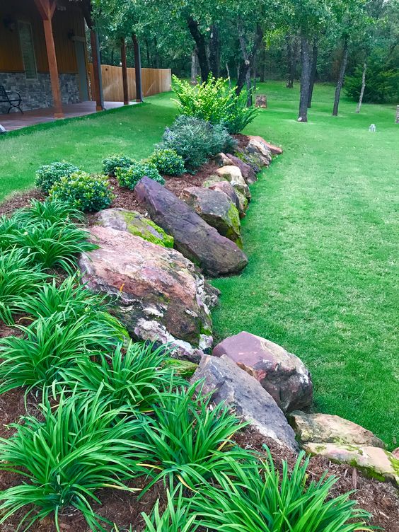 Zahradní záhon obložený kameny - 