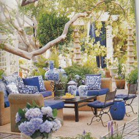 Modré sezení na zahradě Jana Grisanti