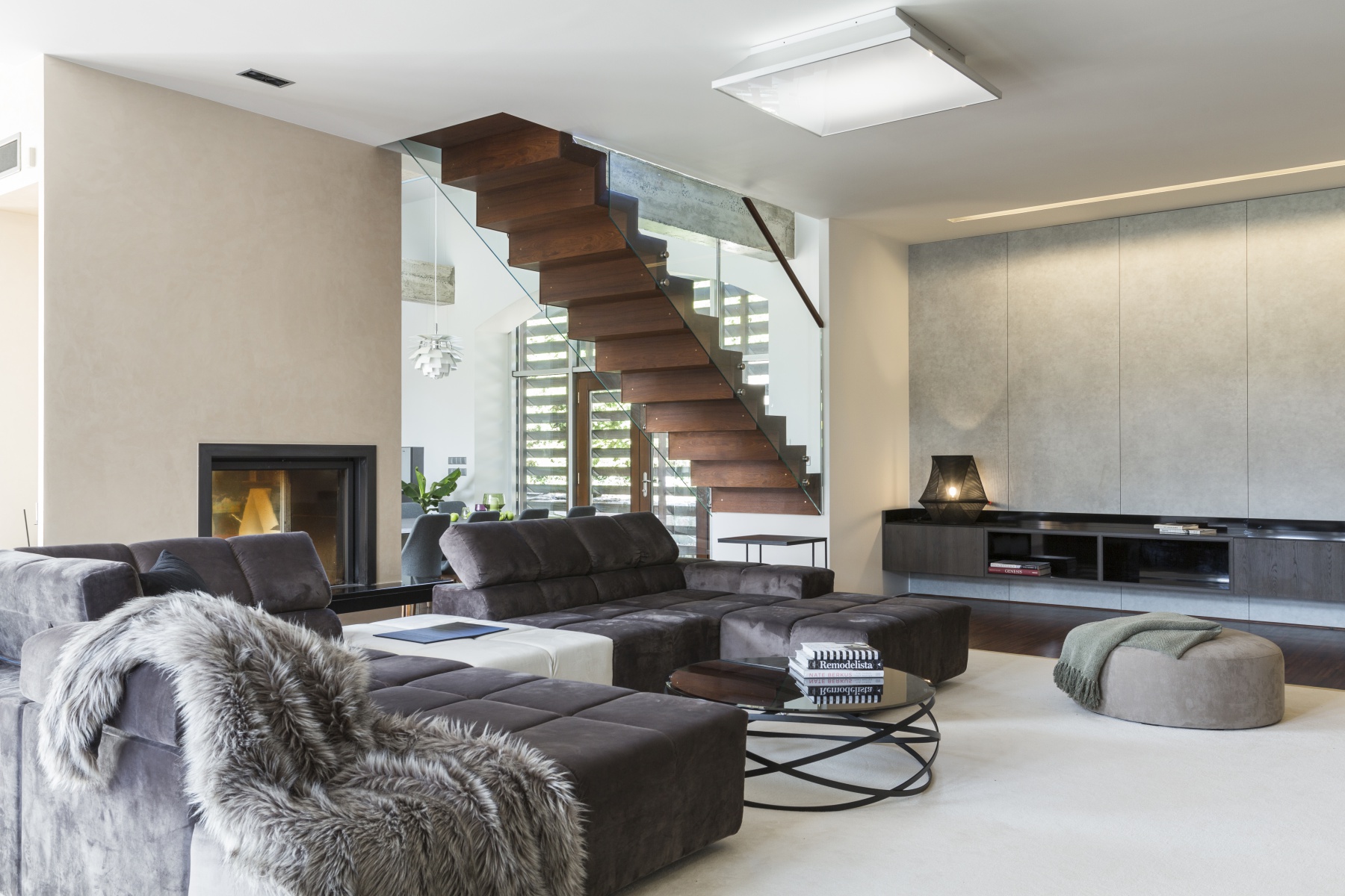 moderní obývací pokoj se schodištěm - Urban interior