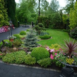 Malá zahrada se záhonem