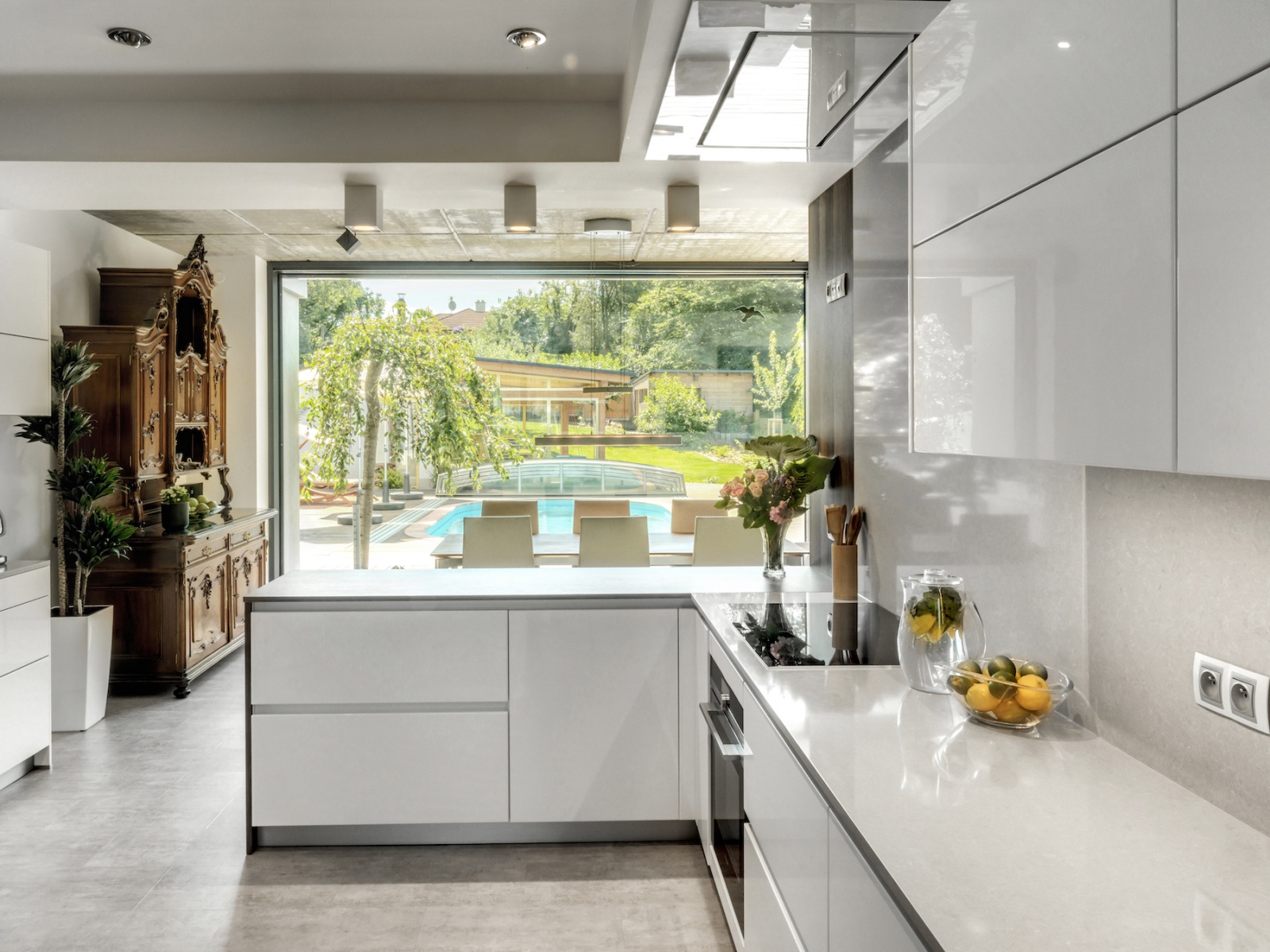 Moderní bílá kuchyň s velkým oknem - 