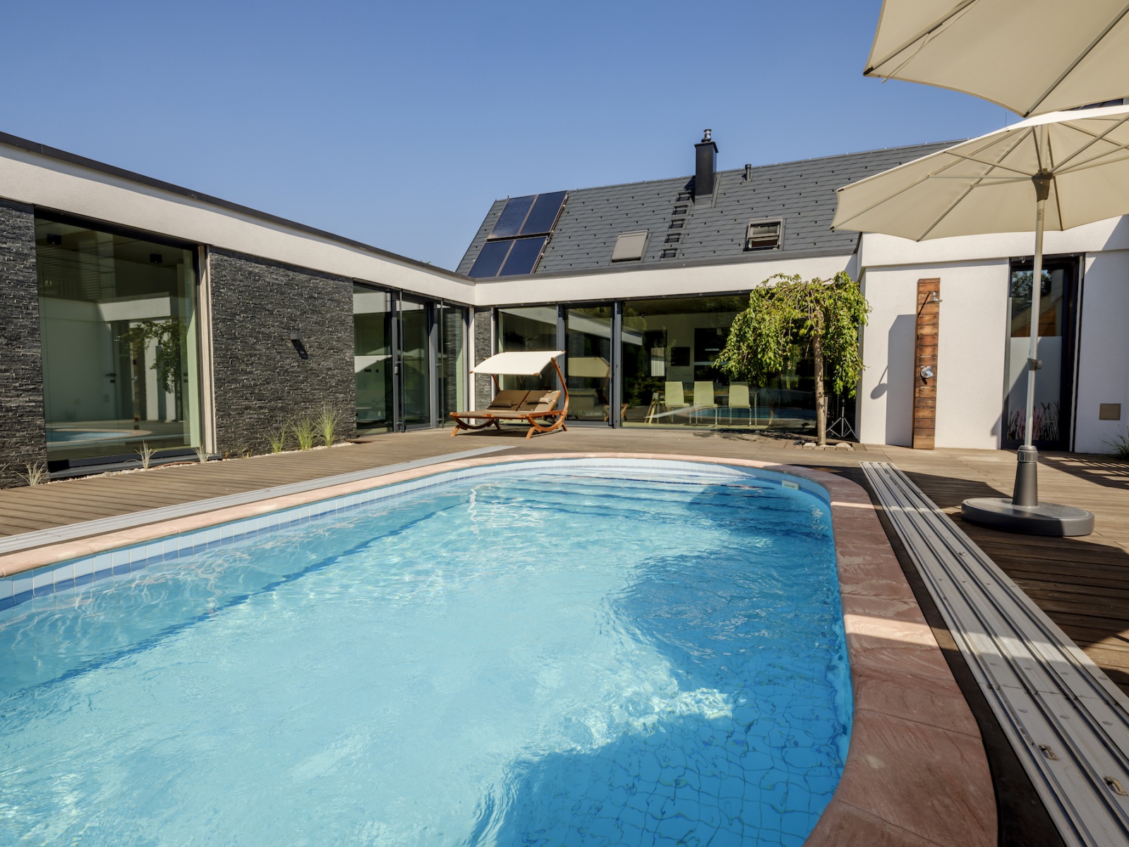 Bazén u moderního domu - 