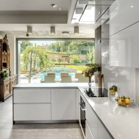 Moderní bílá kuchyň s velkým oknem