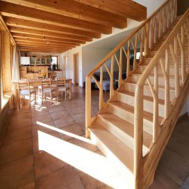 Pasivní slamněný dům - dřevěné schody