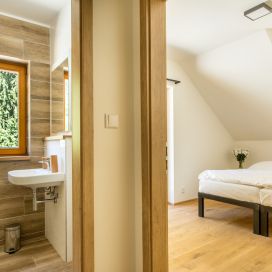 Koupelnám v Penzionu Kůlna dominují dlažby v designu dřeva