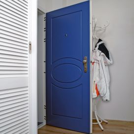 Bezpečnostní dveře profilové v kombinaci modré a bílé ADLO - bezpečnostní dveře
