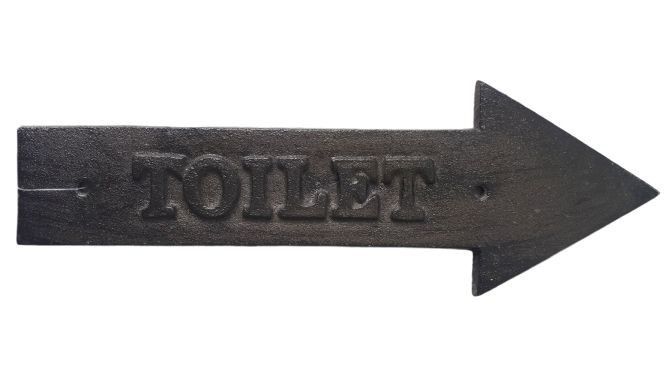 Litinová cedule nástěnná šipka Toilet - 29*10*1 cm Clayre & Eef - LaHome - vintage dekorace