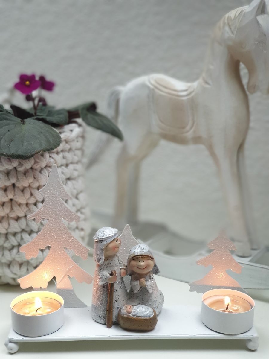 Bílý kovový svícen na čajové svíčky se svatou rodinou - 20*5*14cm Ostatní - LaHome - vintage dekorace