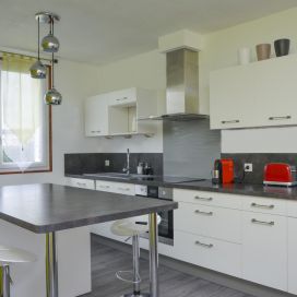 dining-white-black-kitchen-modern-style.jpg InHaus.cz 