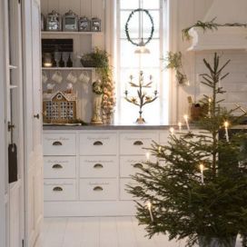 Nazdobený vánoční stromeček v kuchyni