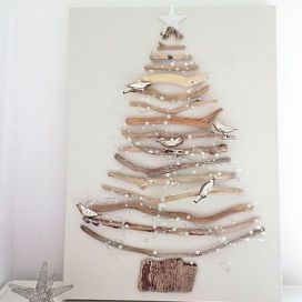 Nazdobený vánoční stromeček na zdi