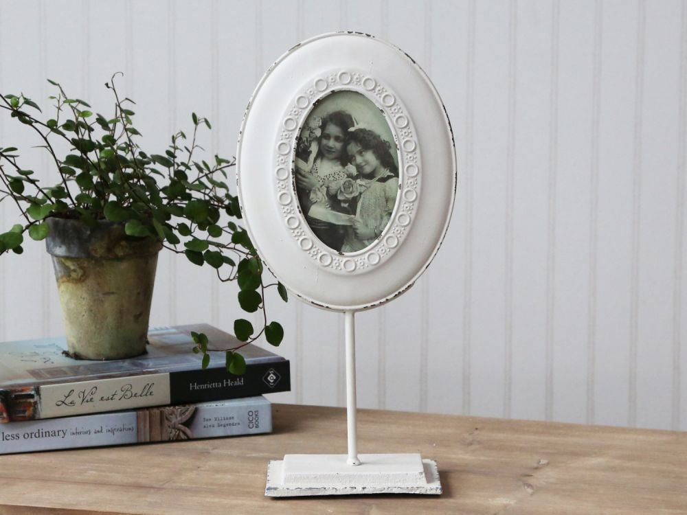 Bílý antik fotorámeček s kovovým oválným rámem na noze  - 16*39cm Chic Antique - LaHome - vintage dekorace