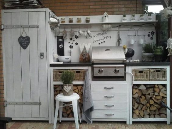 Bílá zahradní kuchyň - 