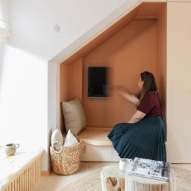 Televize ukrytá v nábytkové stěně