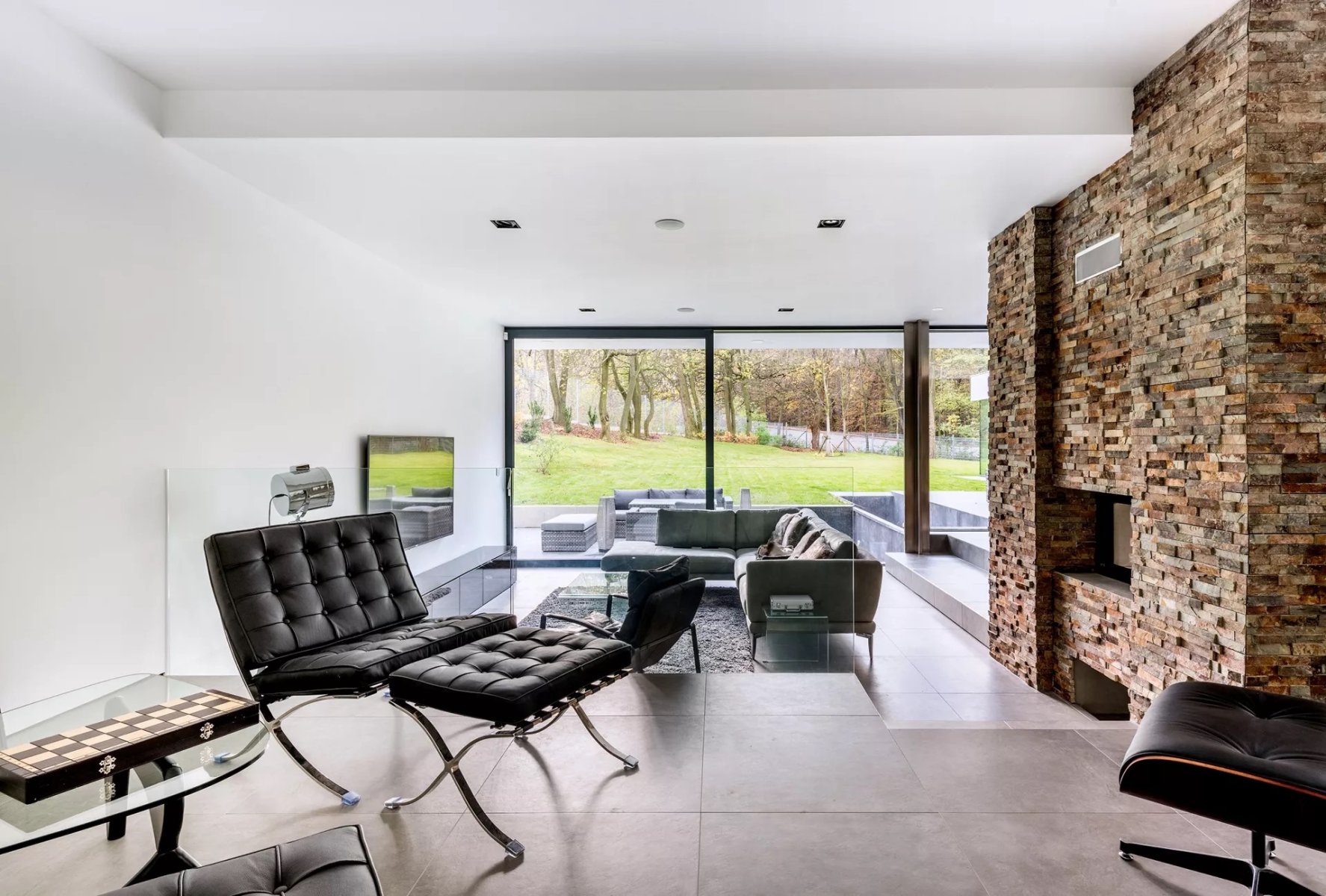 Moderní obývací pokoj s výhledem - 