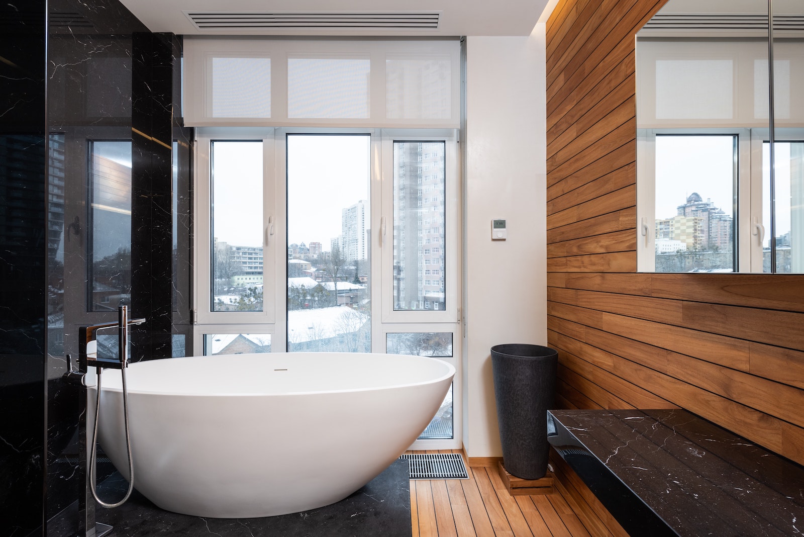 Koupelna s krásnou vanou a dřevěným obkladem - 