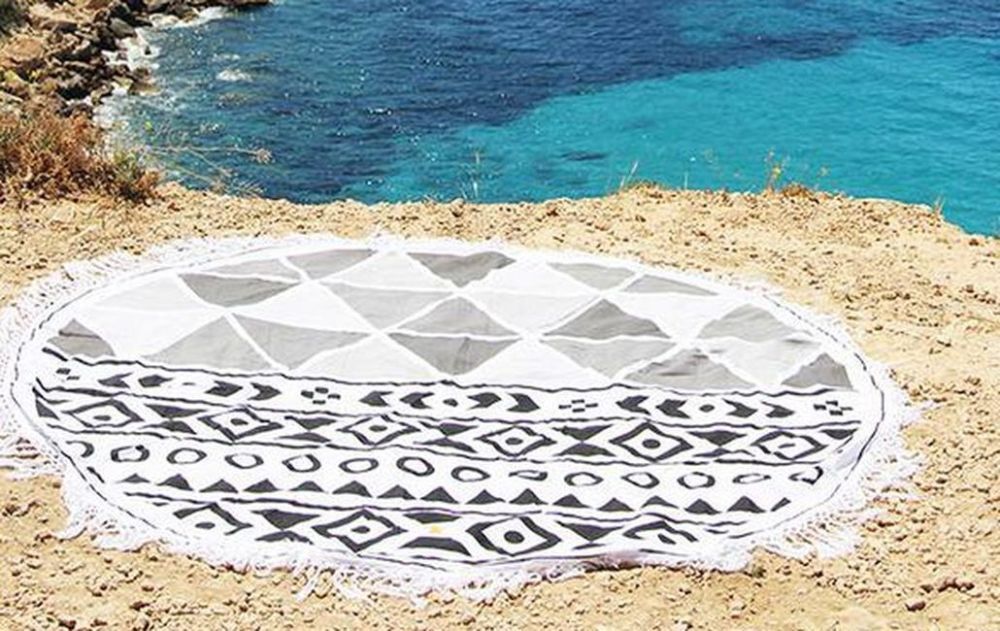 Bílo-černý kulatý plážový bavlněný ručník s třásněmi Aztec - Ø180 cm Mycha Ibiza new - LaHome - vintage dekorace
