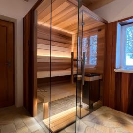 Luxusní finská sauna s prosklenou čelní stěnou