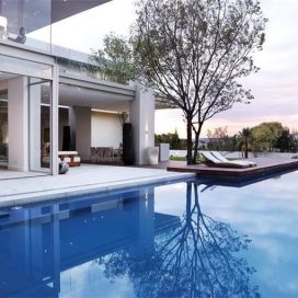 Velký bazén u moderní vily Claudia Fiserova