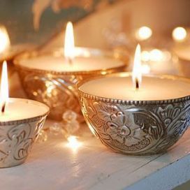 Bydlete ve stylu hygge, kterému dominují svíčky, svícny a lucerny