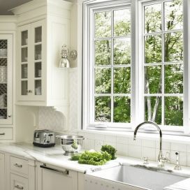 Krásné tabulkové okno v bílé kuchyni Jana Šedová