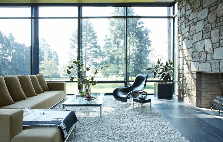 Obývací pokoj s velkým oknem - 