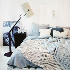 Jednoduchá postel na roštu z palety