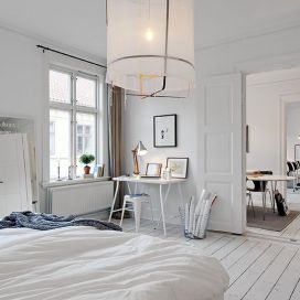 Ložnice s bílou dřevěnou podlahou
