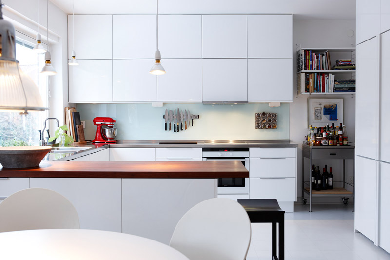 Bílá moderní kuchyně ke stropu - 