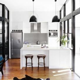 Kuchyně s dřevěnou podlahou