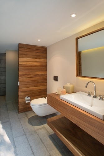 Dřevěný pult v koupelně - 