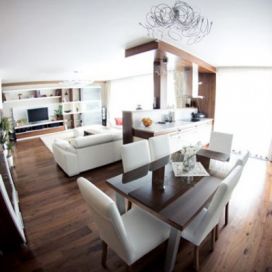 Obývací pokoj s dřevěnou podlahou Kovalko 
