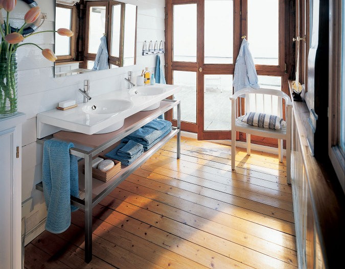 Koupelna s dřevěnou podlahou - 