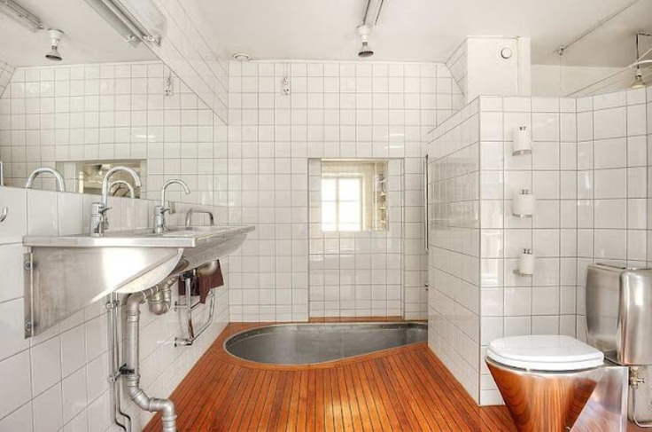 Koupelna se zapuštěnou vanou v dřevěné podlaze - 
