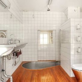 Koupelna se zapuštěnou vanou v dřevěné podlaze Lenka Jureckova