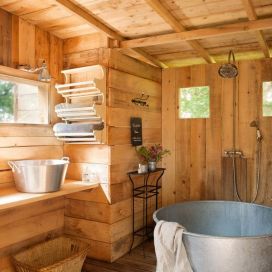 Plechová vana v dřevěné koupelně