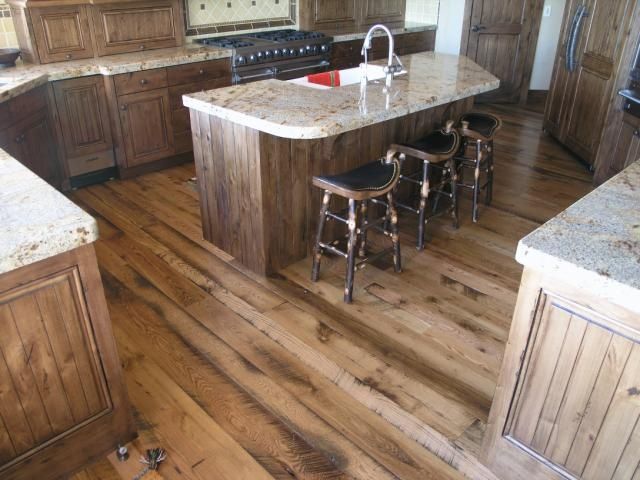 Dřevěná podlaha v kuchyni - 