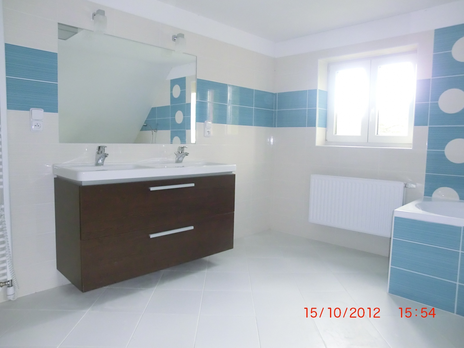 Koupelna s modrým pruhem - LUKY instalatérství