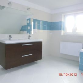 Koupelna s modrým pruhem LUKY instalatérství