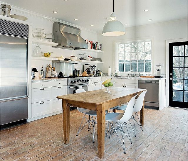 Kuchyň s cihlovou podlahou - 