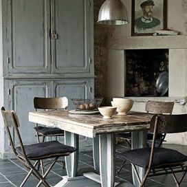 Podlaha a jídelní stůl