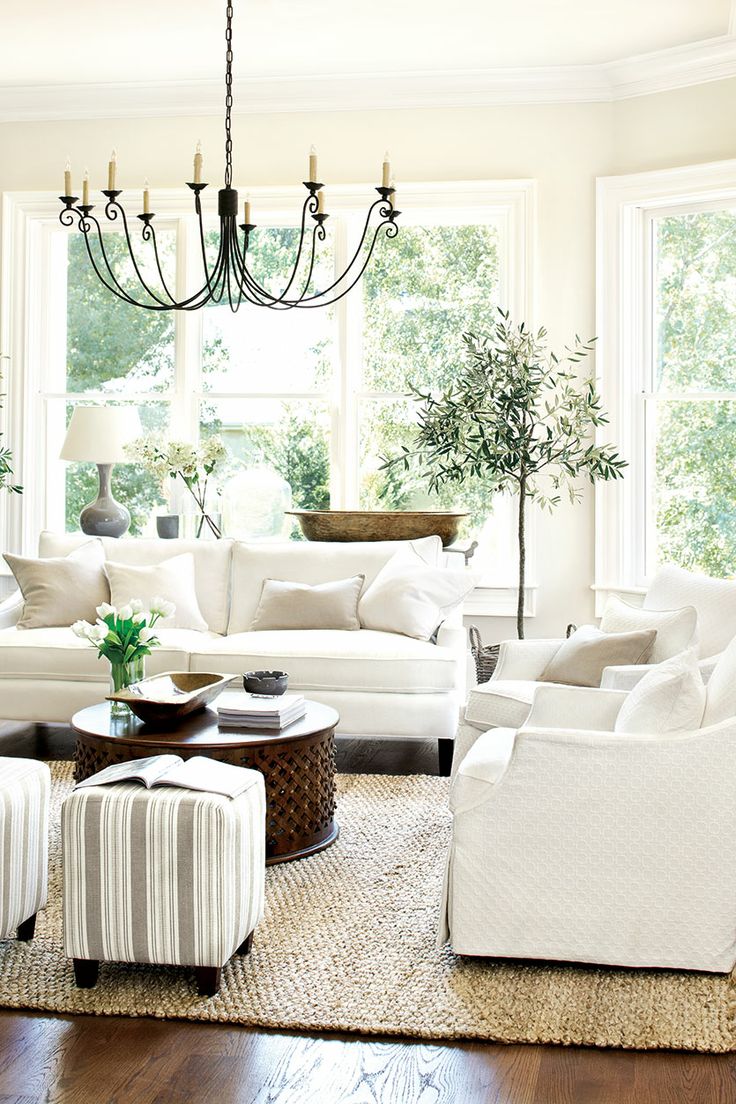 Prosvětlený obývací pokoj v bílé - 