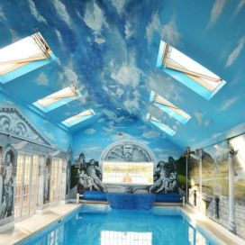 Vnitřní bazén a na stropě namalovaná obloha Claudia Fiserova