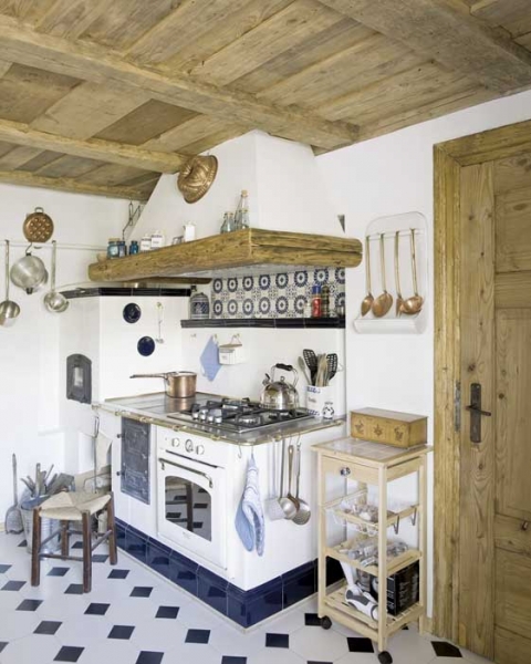 Dřevěný strop v kuchyni - 