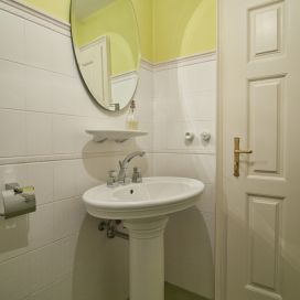 malá koupelna a umyvadlo Ateliér bytový architekt
