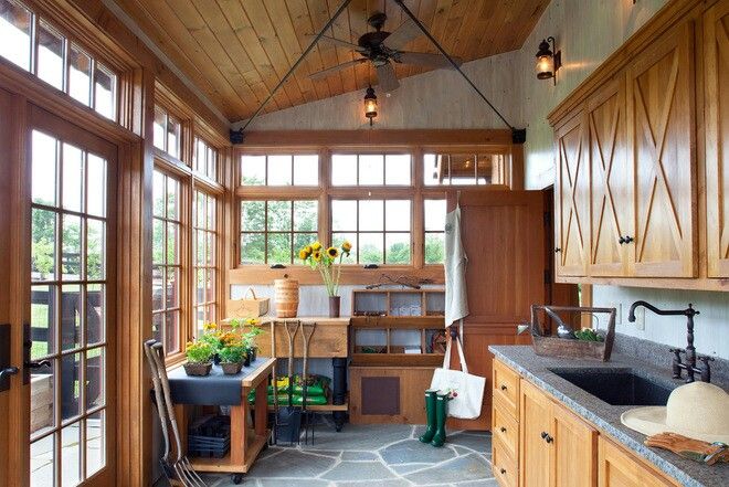Interiér zahradního altánu s kuchyní - 
