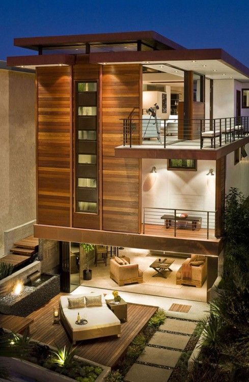 Moderní dřevěný dům s balkonem a terasou - 