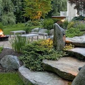 Schody v zahradě z přírodního kamene